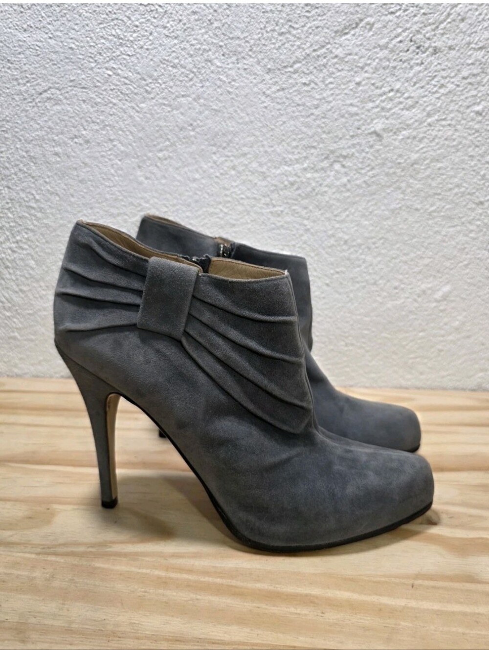 Valentino Garavani Gray Suede Bow Booties Size 8.5 - Picture 3 of 16